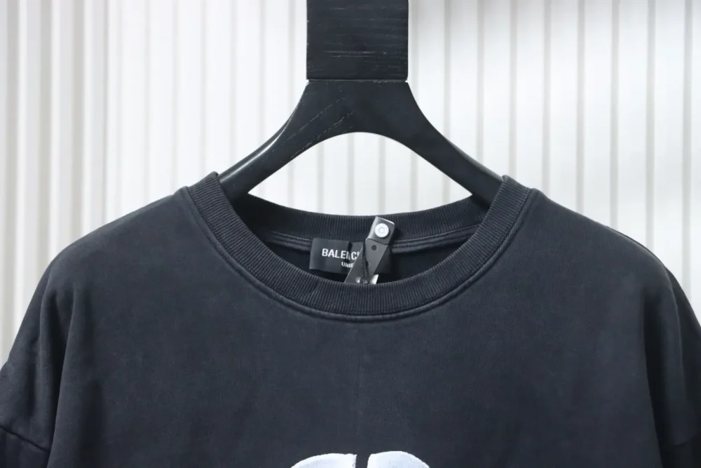 Balenciaga Sweatshirt mit Rundhalsausschnitt und verwaschenem, beschädigtem Farbverlauf und handbemalten Schreibschriftbuchstaben – Bild 4
