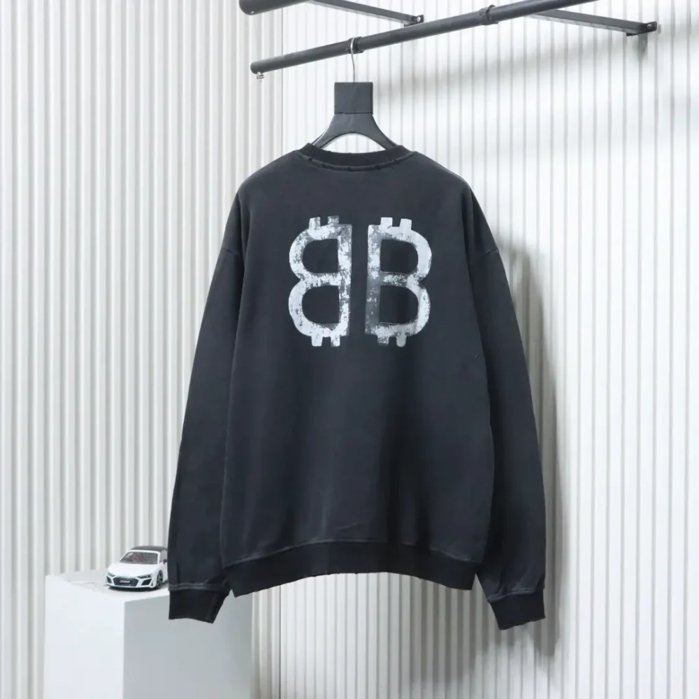 Balenciaga Sweatshirt mit Rundhalsausschnitt und verwaschenem, beschädigtem Farbverlauf und handbemalten Schreibschriftbuchstaben