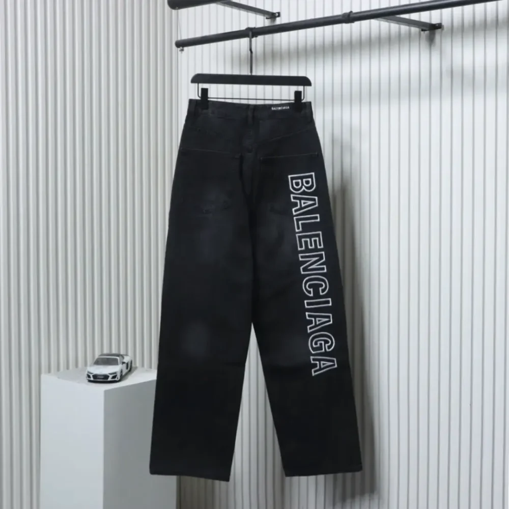 Weite Jeans mit verwaschenem, gesticktem Balenciaga-Schriftzug und weitem Bein – Bild 14