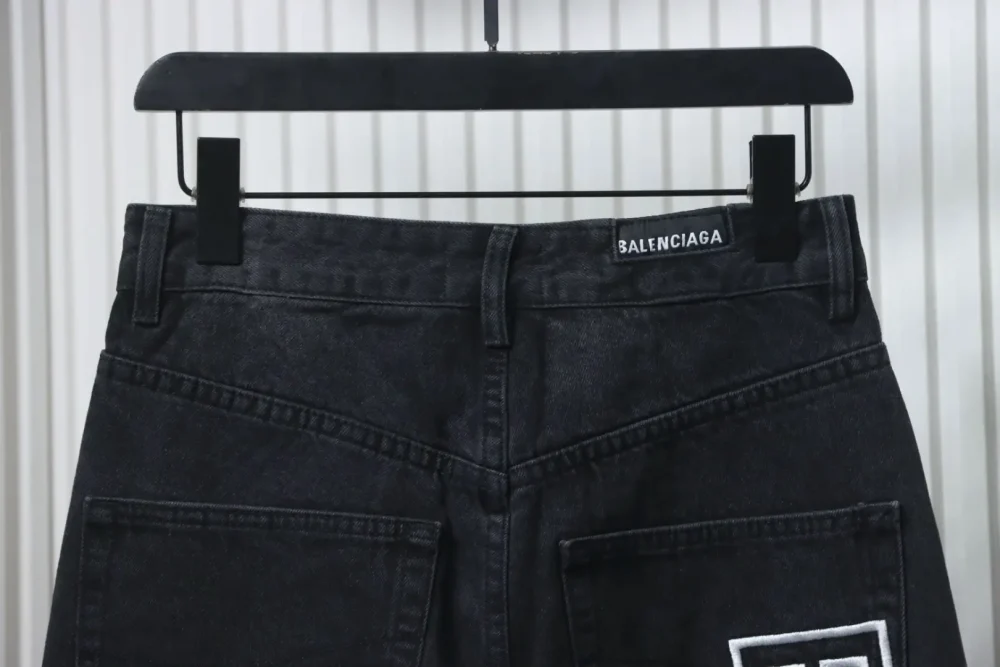 Weite Jeans mit verwaschenem, gesticktem Balenciaga-Schriftzug und weitem Bein – Bild 16