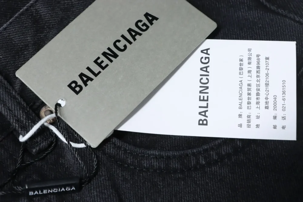 Weite Jeans mit verwaschenem, gesticktem Balenciaga-Schriftzug und weitem Bein – Bild 23