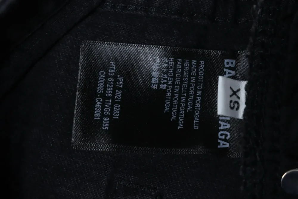 Weite Jeans mit verwaschenem, gesticktem Balenciaga-Schriftzug und weitem Bein – Bild 24
