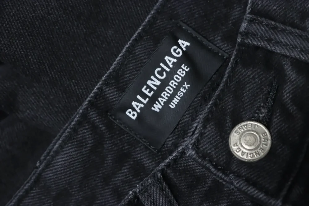 Weite Jeans mit verwaschenem, gesticktem Balenciaga-Schriftzug und weitem Bein – Bild 22