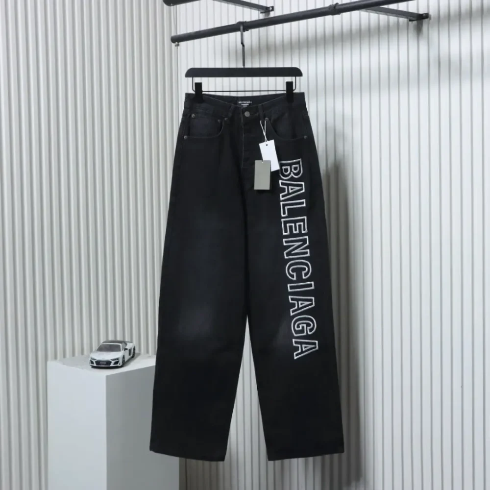 Balenciaga Weite Jeans mit Buchstabenstickerei und verwaschenem Schnitt