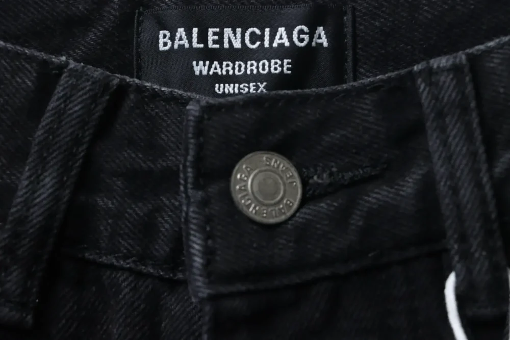 Weite Jeans mit verwaschenem, gesticktem Balenciaga-Schriftzug und weitem Bein – Bild 17