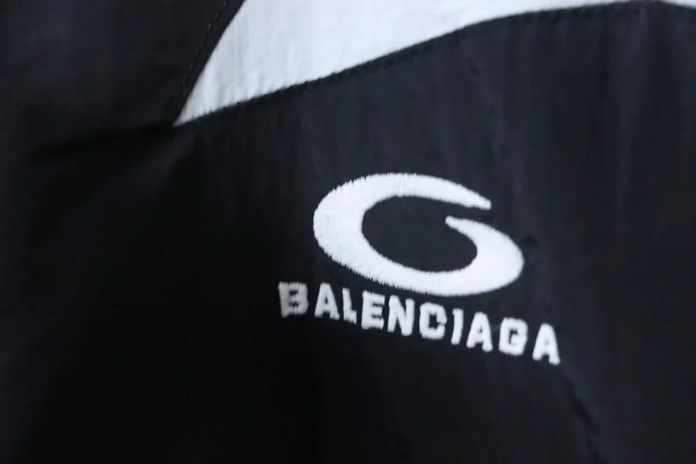 Balenciaga Windjacke in Schwarz und Weiß mit Halbring-Nähten – Bild 6