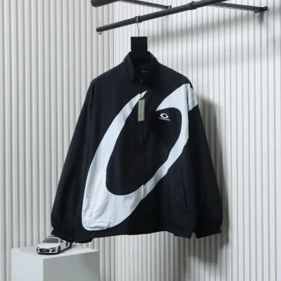 Balenciaga Windjacke in Schwarz und Weiß mit Halbring-Nähten