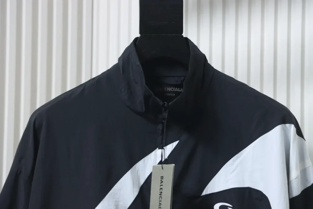 Balenciaga Windjacke in Schwarz und Weiß mit Halbring-Nähten – Bild 3