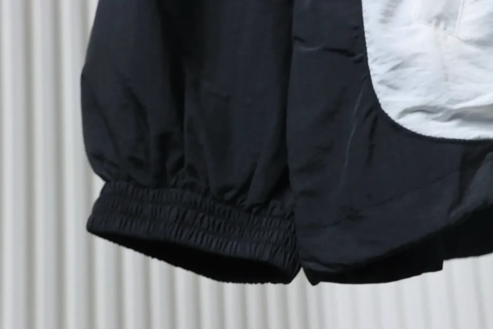 Balenciaga Windjacke in Schwarz und Weiß mit Halbring-Nähten – Bild 5