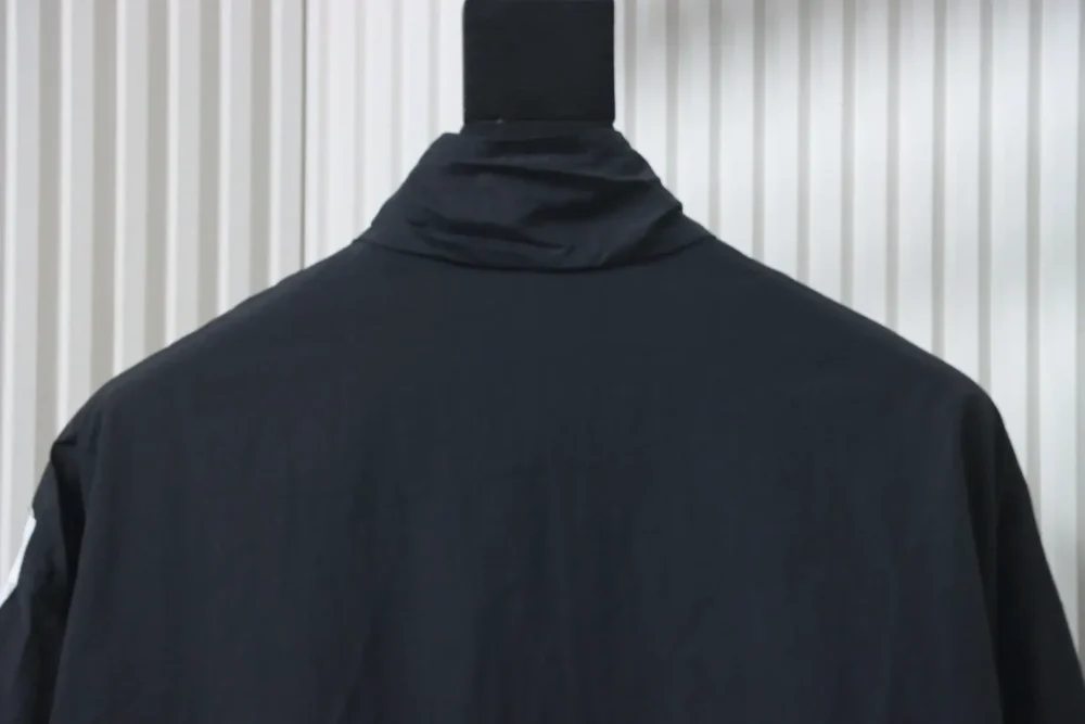 Balenciaga Windjacke in Schwarz und Weiß mit Halbring-Nähten – Bild 4