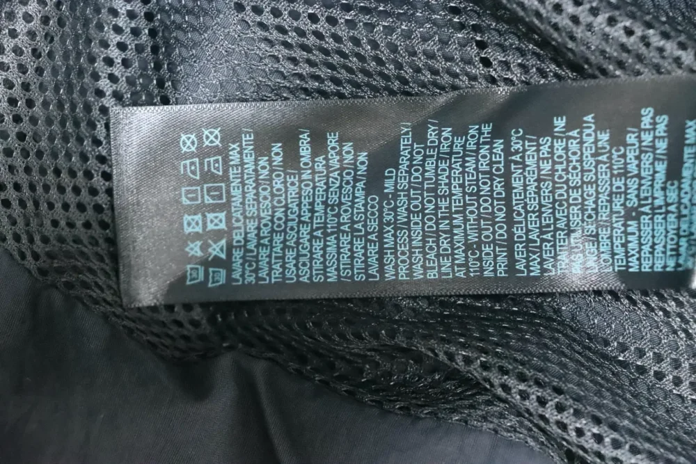 Balenciaga Windjacke in Schwarz und Weiß mit Halbring-Nähten – Bild 10