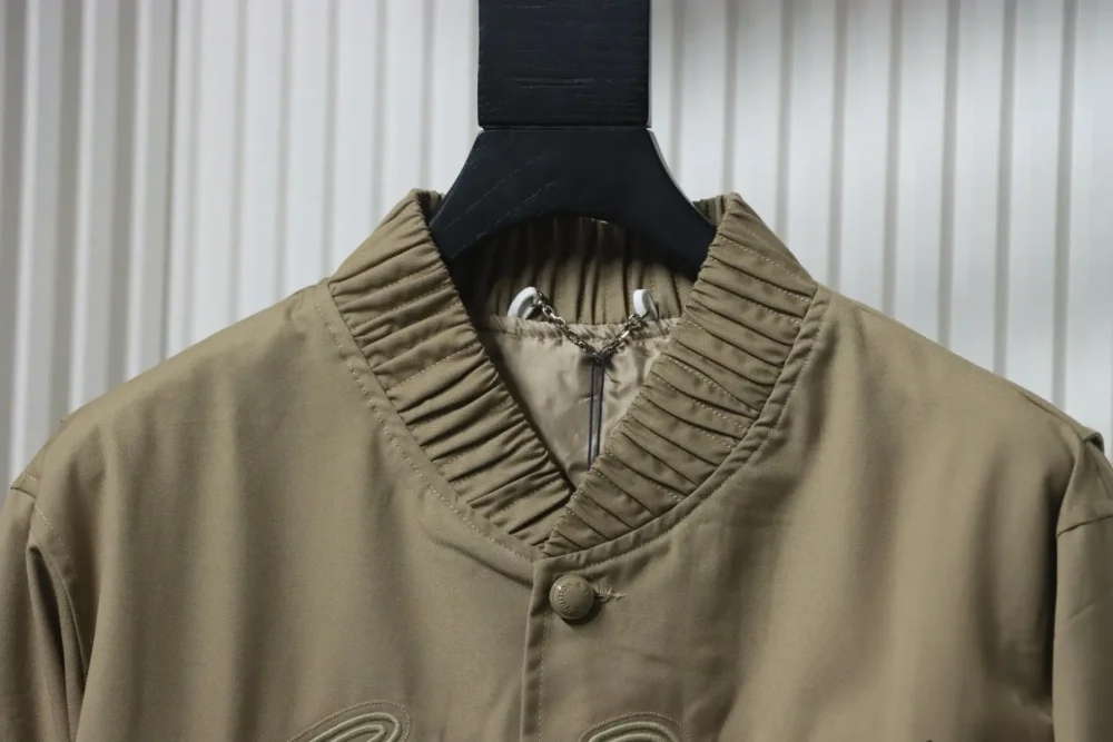 Baseball-Fliegerjacke mit bestickter Pharrell-Silhouette – Bild 3