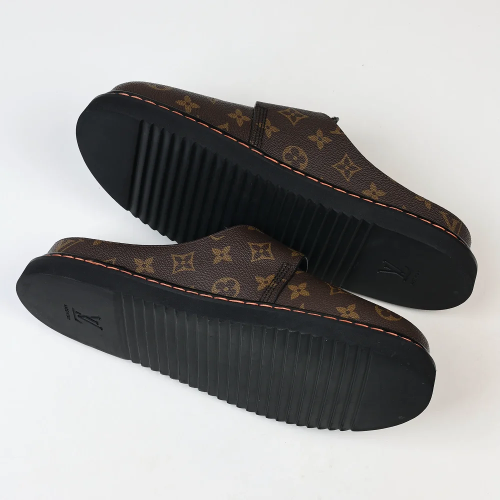 Birkenstock closed toe slippers brown monogram style – Bild 7