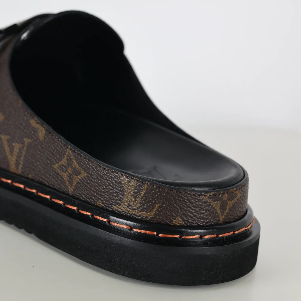 Birkenstock closed toe slippers brown monogram style – Bild 8