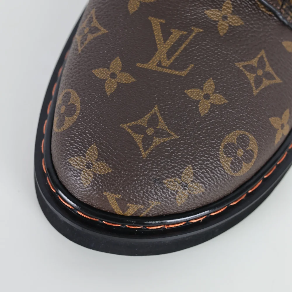 Birkenstock closed toe slippers brown monogram style – Bild 9