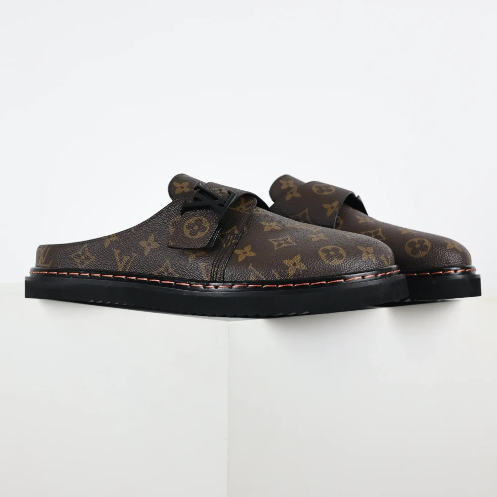 Birkenstock closed toe slippers brown monogram style – Bild 2