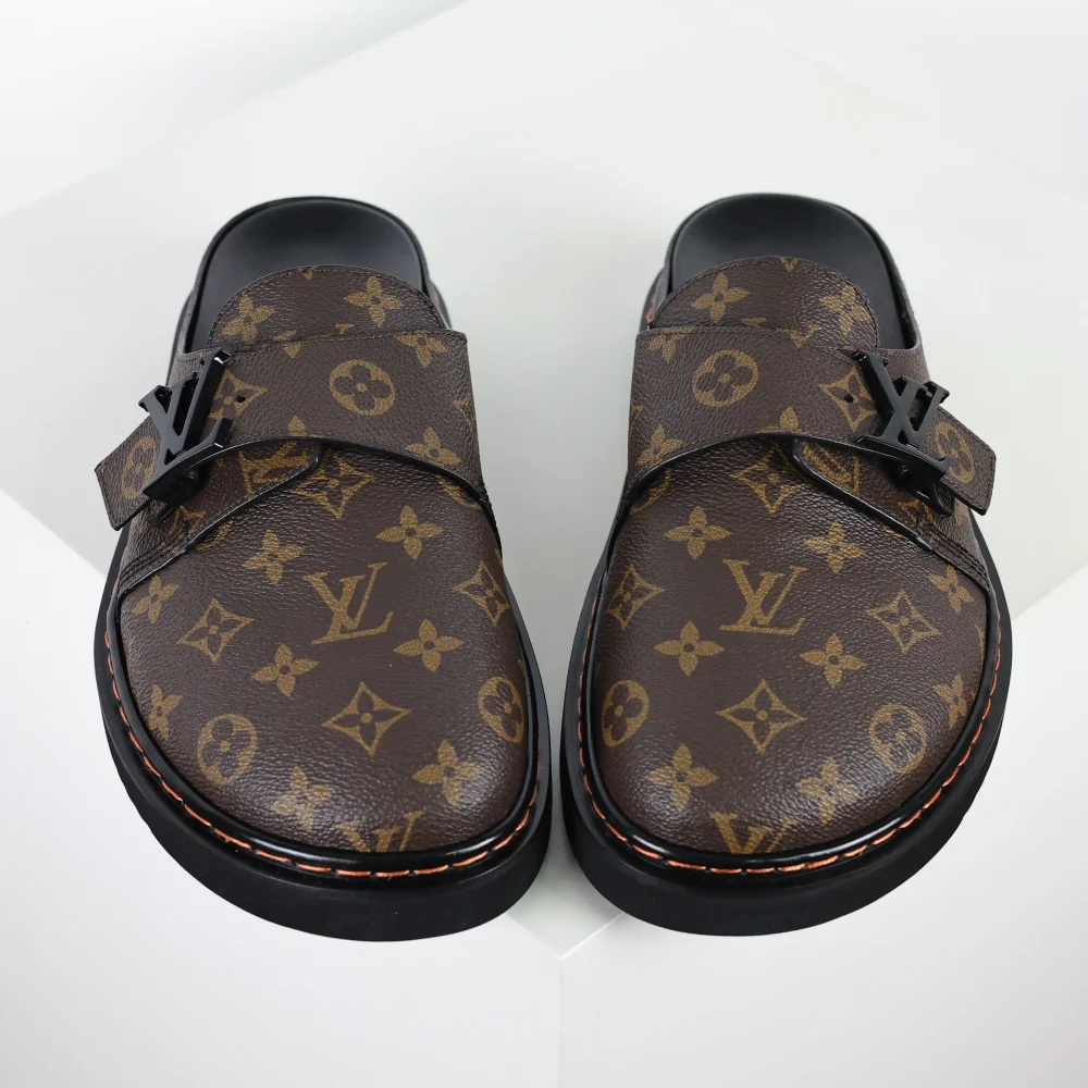 Birkenstock closed toe slippers brown monogram style – Bild 6