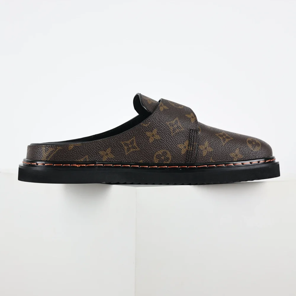 Birkenstock closed toe slippers brown monogram style – Bild 4