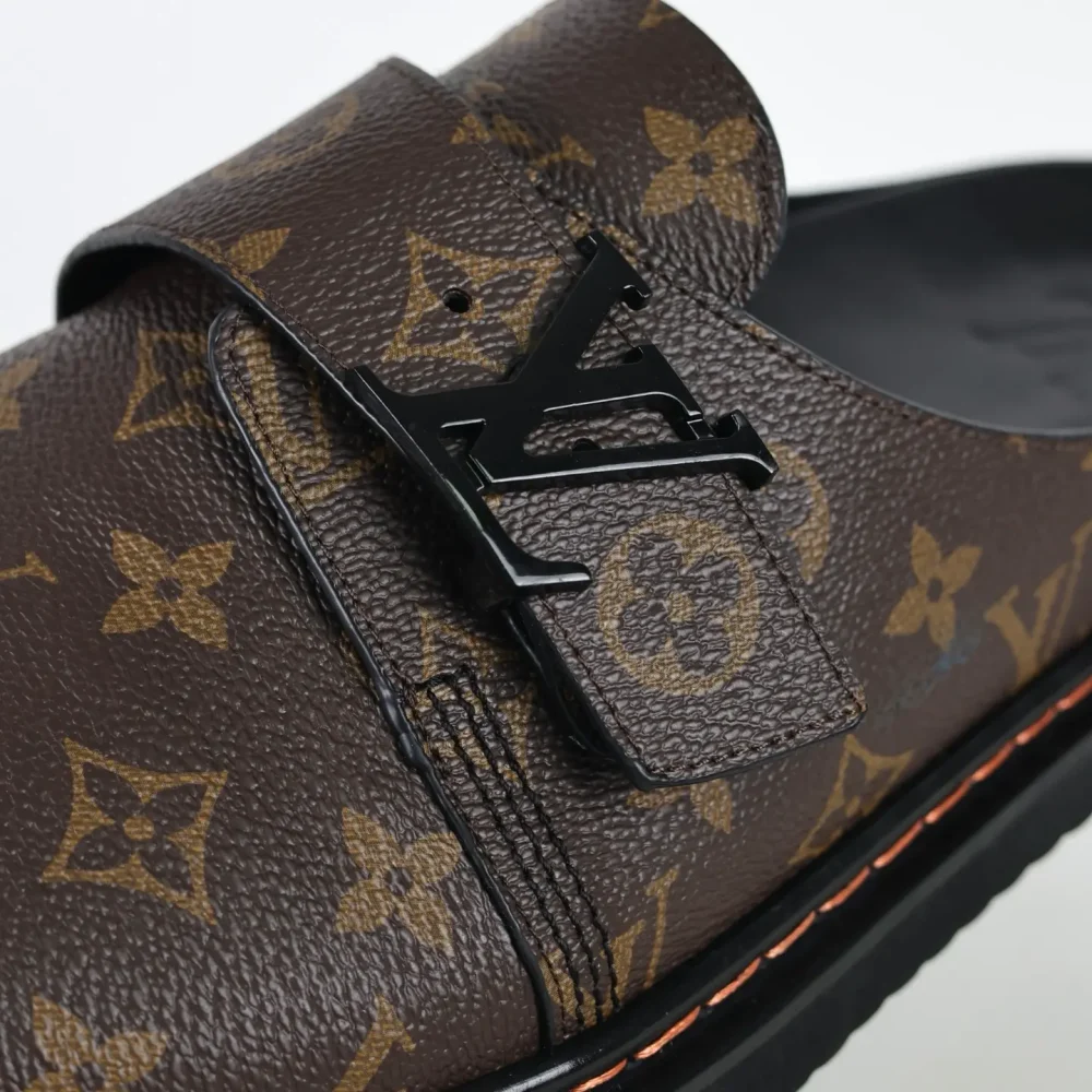 Birkenstock closed toe slippers brown monogram style – Bild 10
