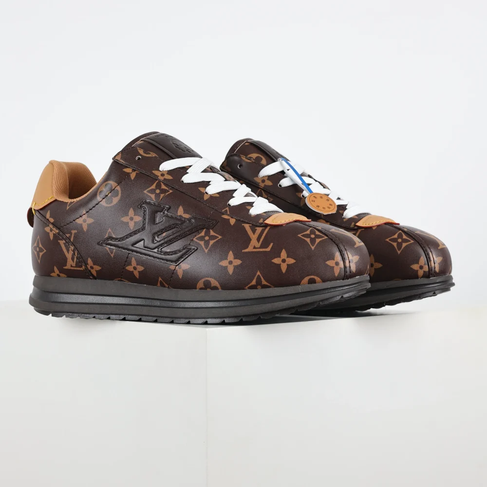 Buttersoft Low-Top-Sneakers in Braun mit Monogramm-Print – Bild 2