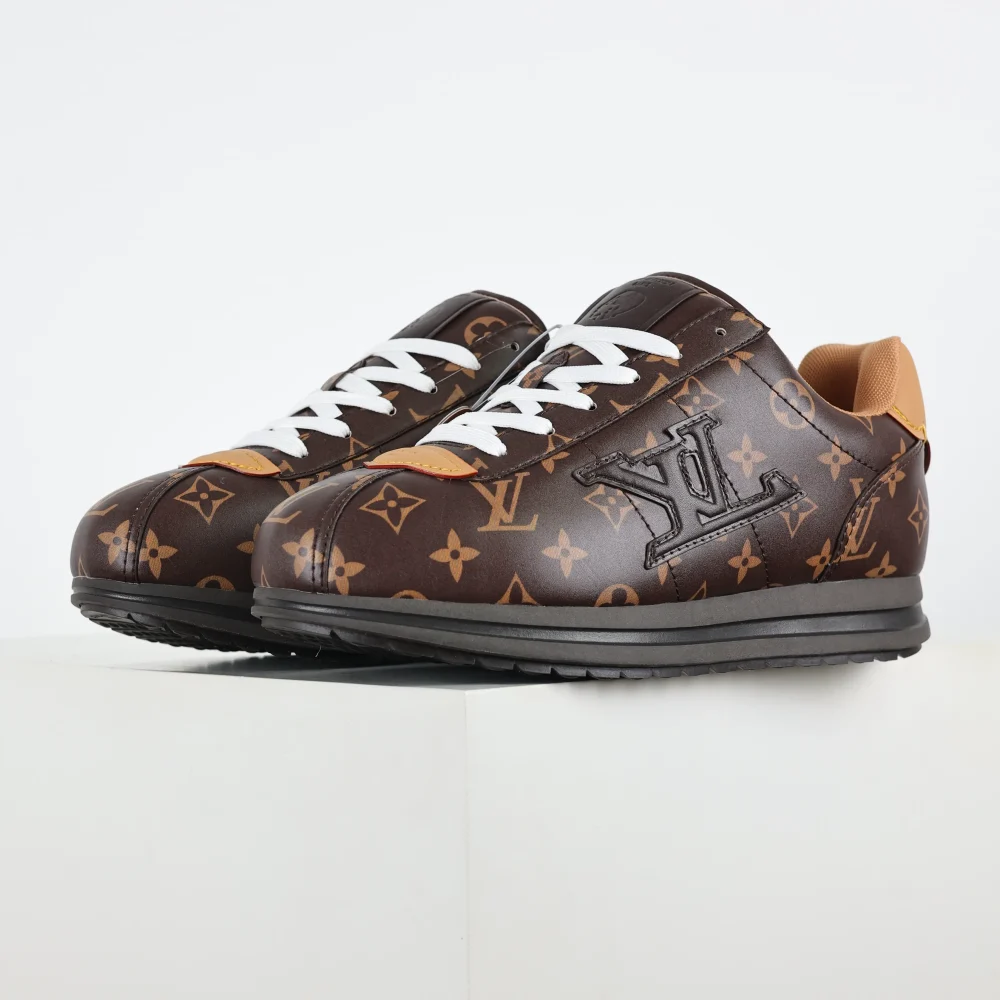 Buttersoft Low-Top-Sneakers in Braun mit Monogramm-Print – Bild 3