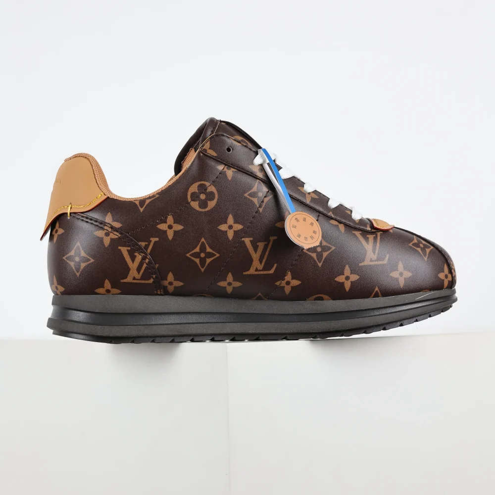 Buttersoft Low-Top-Sneakers in Braun mit Monogramm-Print – Bild 4
