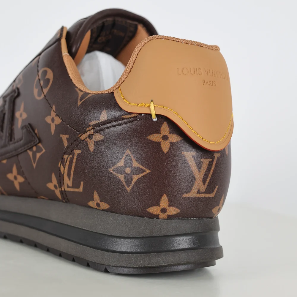 Buttersoft Low-Top-Sneakers in Braun mit Monogramm-Print – Bild 9