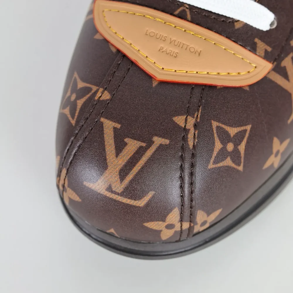 Buttersoft Low-Top-Sneakers in Braun mit Monogramm-Print – Bild 10