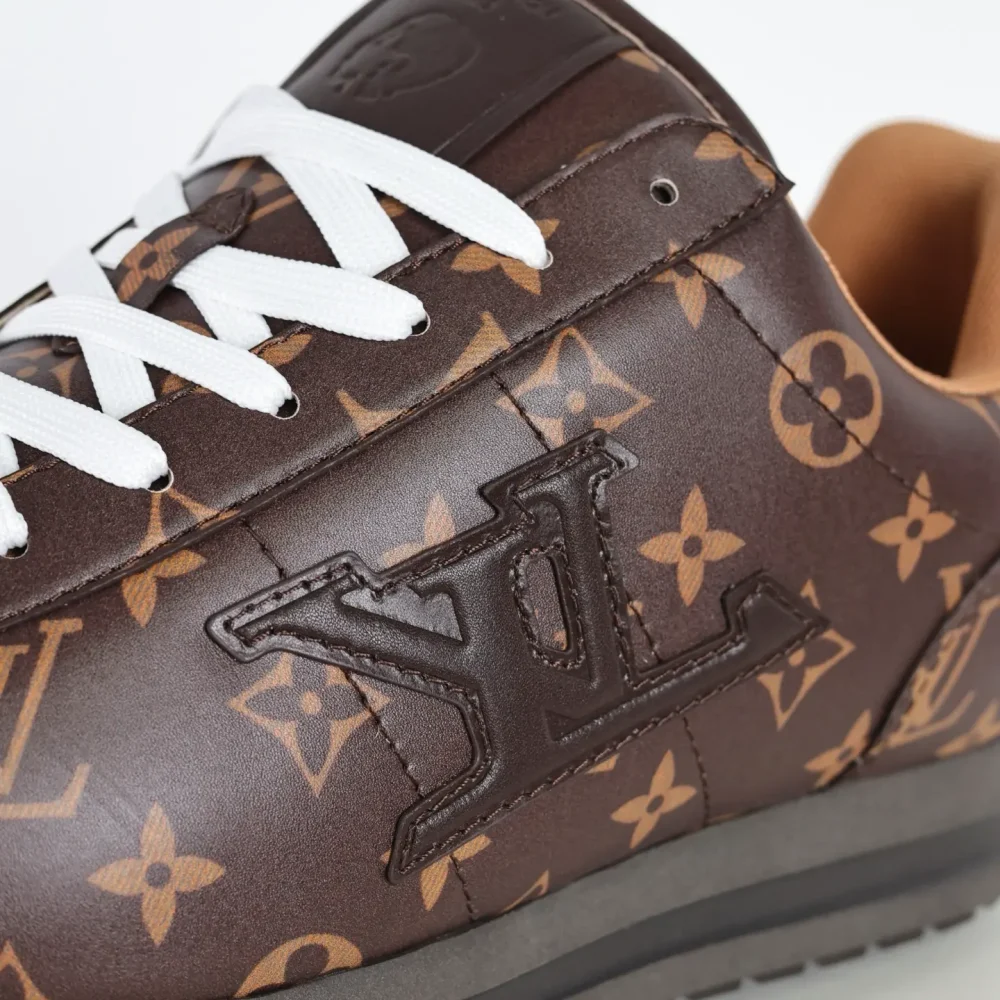 Buttersoft Low-Top-Sneakers in Braun mit Monogramm-Print – Bild 11