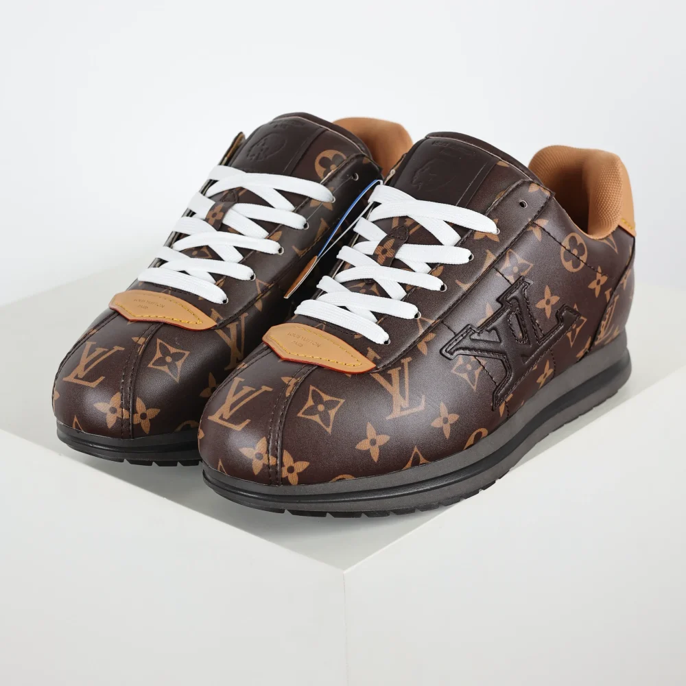 Buttersoft Low-Top-Sneakers in Braun mit Monogramm-Print
