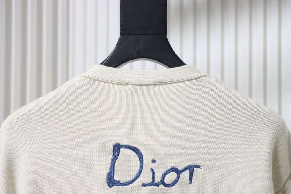 CD Neuer bestickter Cardigan-Pullover aus Baumwollmischung mit Knöpfen – Bild 4