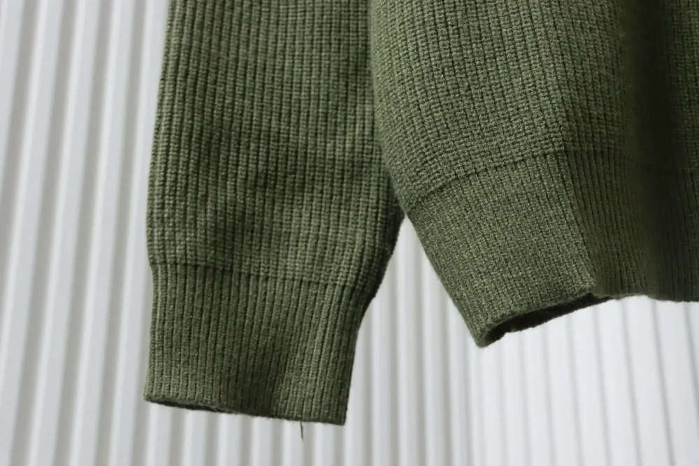 Celine-Pullover mit Rundhalsausschnitt und Logo-Aufnäher auf der Brust – Bild 5