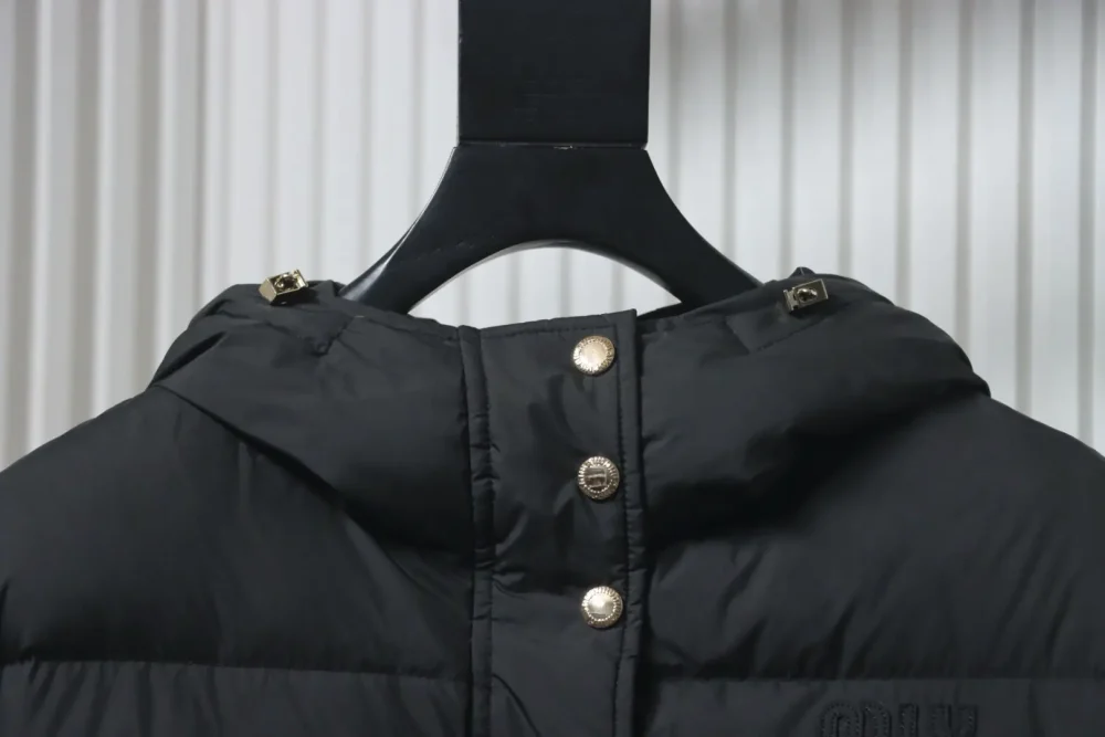 Daunenjacke mit Kapuze und Applikation – Bild 3