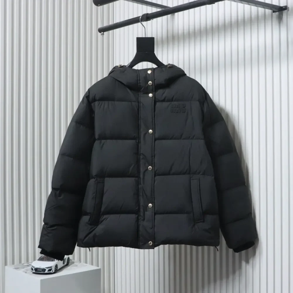 Daunenjacke mit Kapuze und Applikation