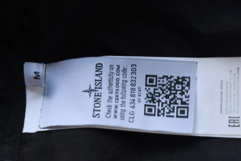 Einfarbige Jacke mit Logo-Patch am Revers und einer Tasche sowie Reißverschluss und langen Ärmeln XXL – Bild 11
