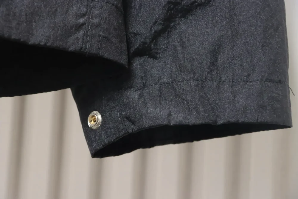 Einfarbige Jacke mit Logo-Patch am Revers und einer Tasche sowie Reißverschluss und langen Ärmeln XXL – Bild 6