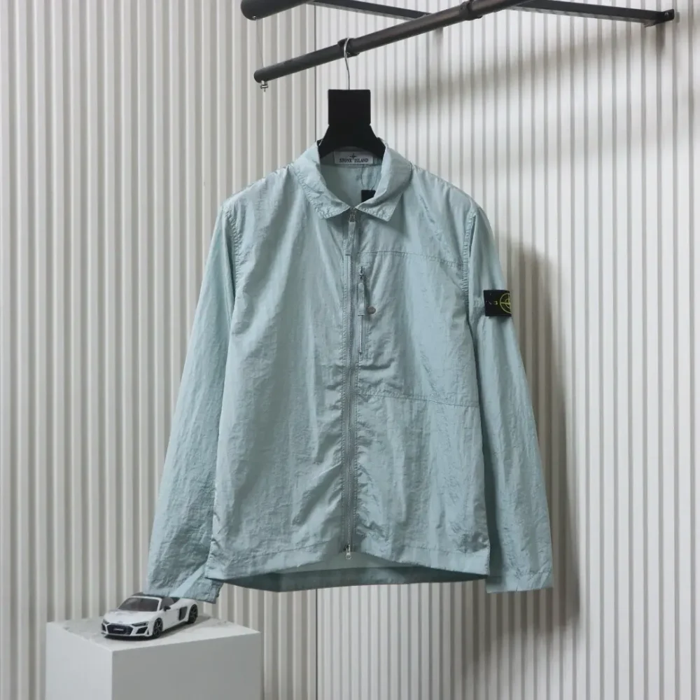 Einfarbige Jacke mit Logo-Patch am Revers und einer Tasche sowie Reißverschluss und langen Ärmeln XXL – Bild 12