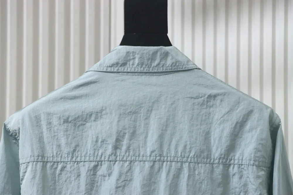 Einfarbige Jacke mit Logo-Patch am Revers und einer Tasche sowie Reißverschluss und langen Ärmeln XXL – Bild 15