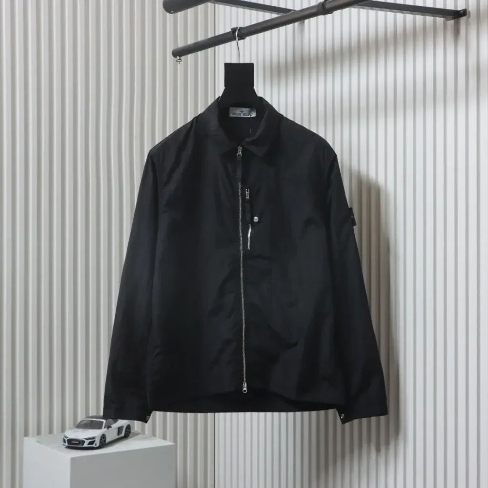 Einfarbige Jacke mit Logo-Patch am Revers und einer Tasche sowie Reißverschluss und langen Ärmeln XXL