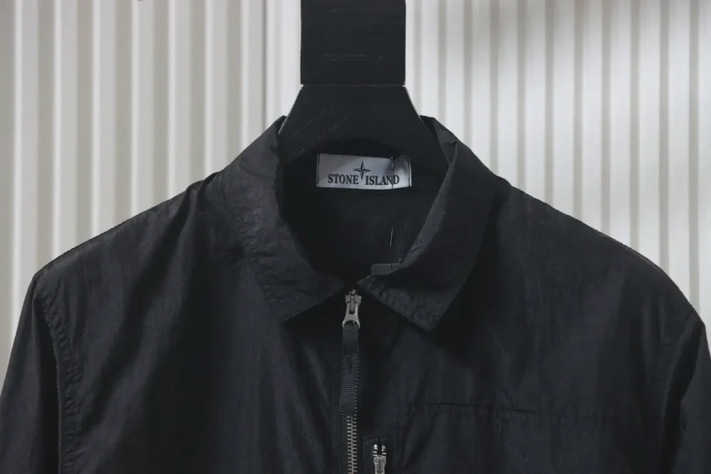 Einfarbige Jacke mit Logo-Patch am Revers und einer Tasche sowie Reißverschluss und langen Ärmeln XXL – Bild 3