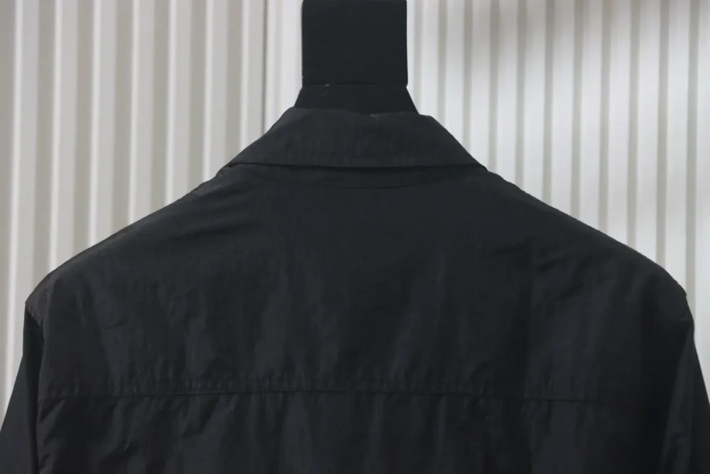 Einfarbige Jacke mit Logo-Patch am Revers und einer Tasche sowie Reißverschluss und langen Ärmeln XXL – Bild 4