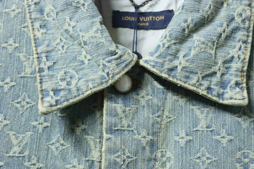 FA-Jeansjacke mit Allover-Monogramm-Print – Bild 5