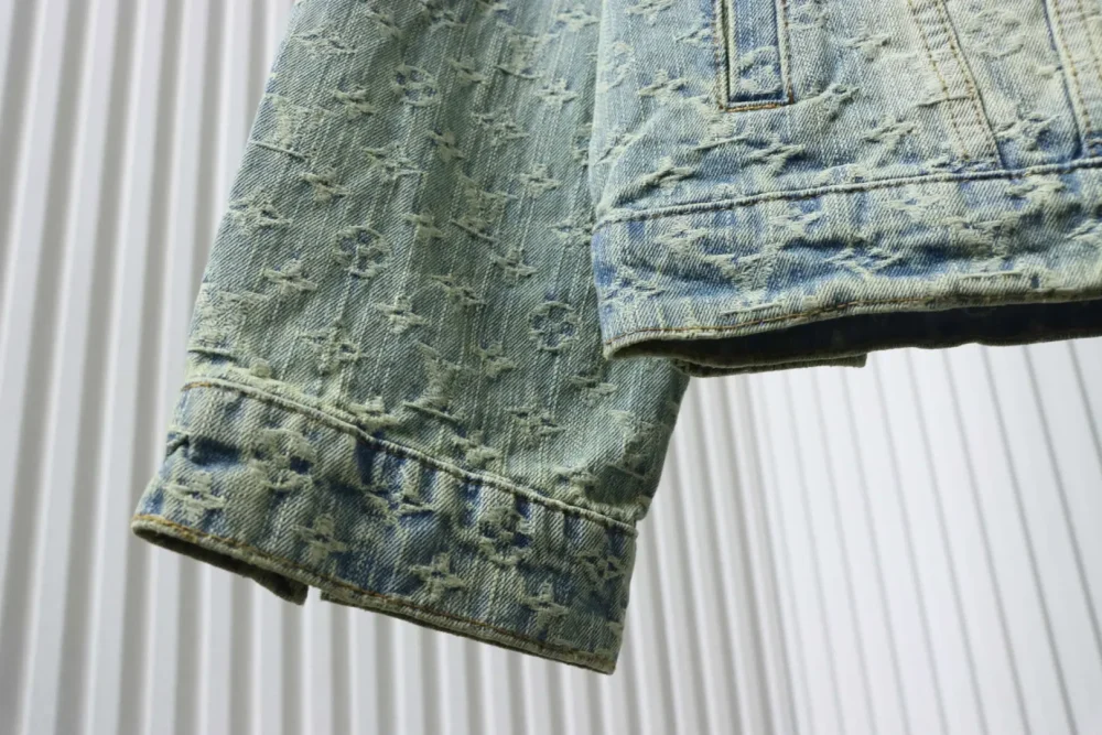 FA-Jeansjacke mit Allover-Monogramm-Print – Bild 7