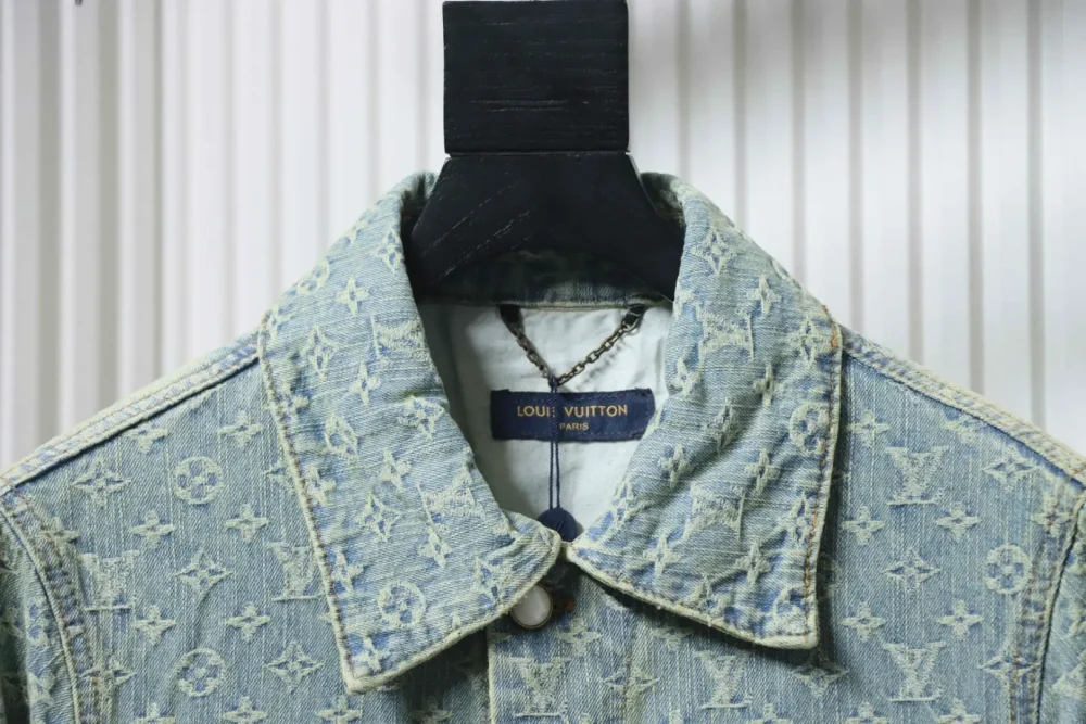 FA-Jeansjacke mit Allover-Monogramm-Print – Bild 3
