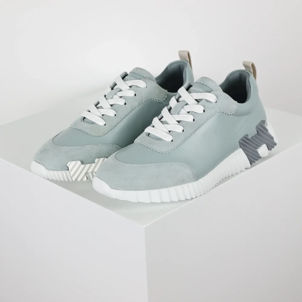 Federnde Leder-Low-Top-Freizeitschuhe in Grau mit Markenlogo
