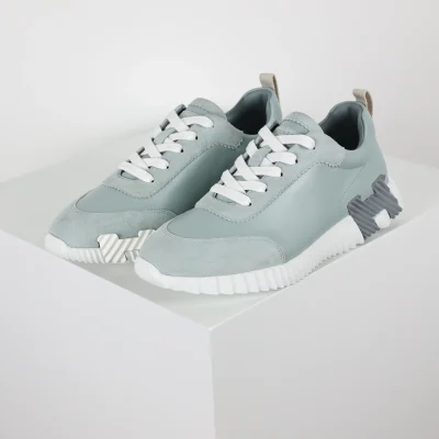 Federnde Leder-Low-Top-Freizeitschuhe in Grau mit Markenlogo