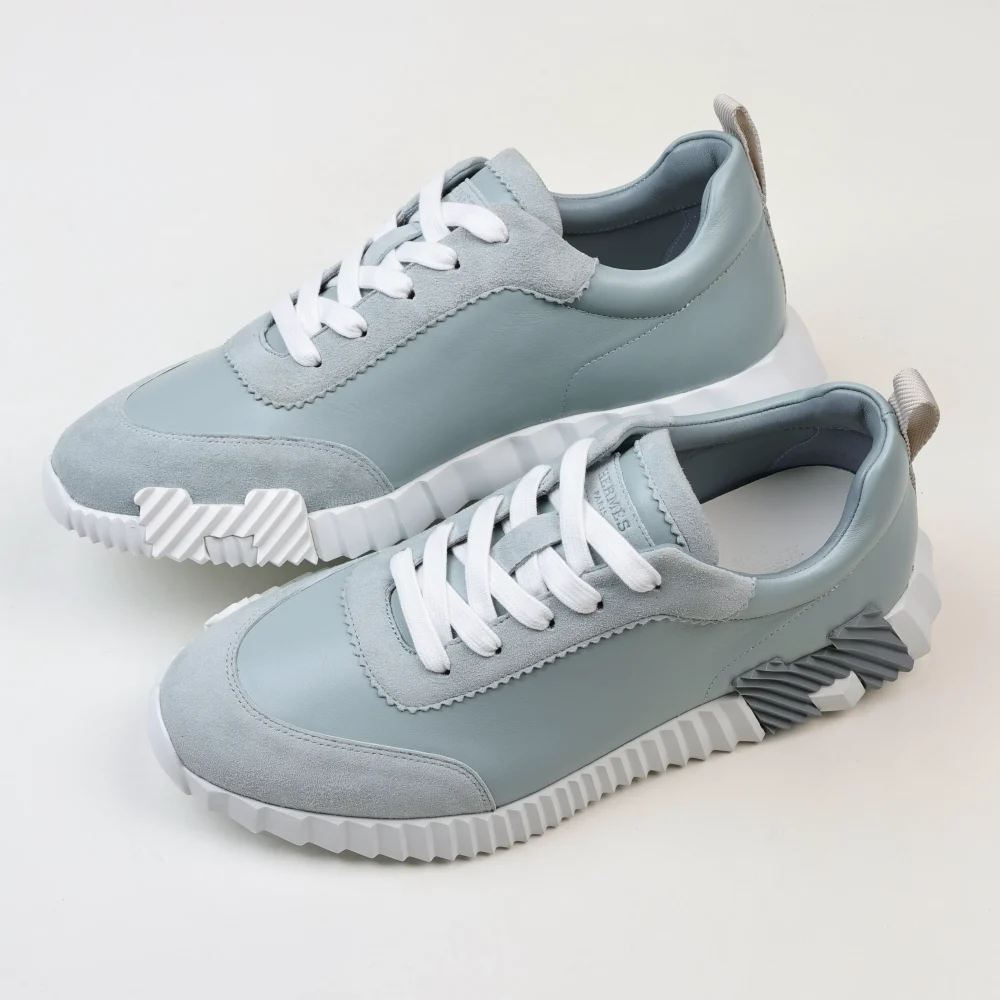 Federnde Leder-Low-Top-Freizeitschuhe in Grau mit Markenlogo – Bild 7