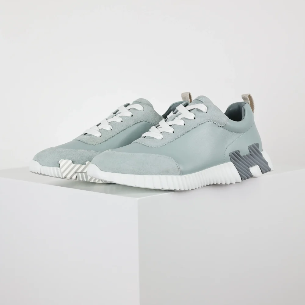 Federnde Leder-Low-Top-Freizeitschuhe in Grau mit Markenlogo – Bild 3