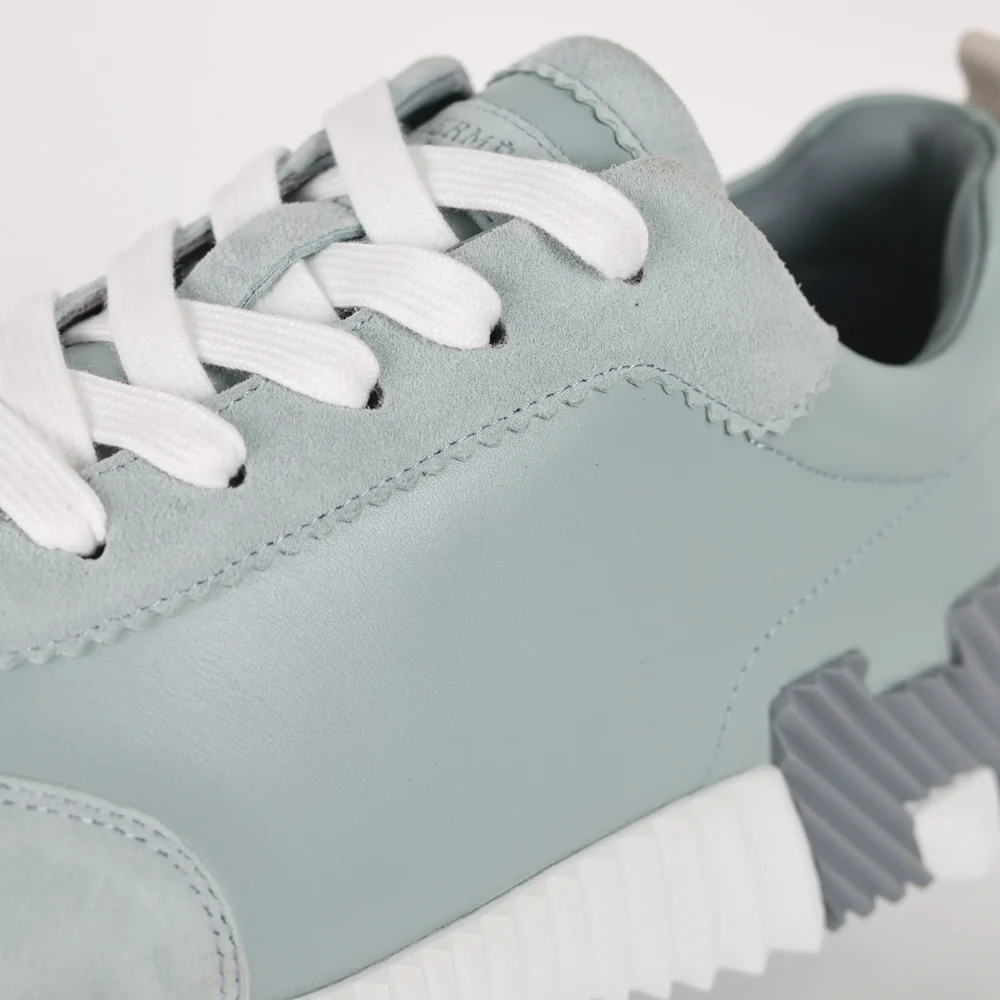 Federnde Leder-Low-Top-Freizeitschuhe in Grau mit Markenlogo – Bild 10