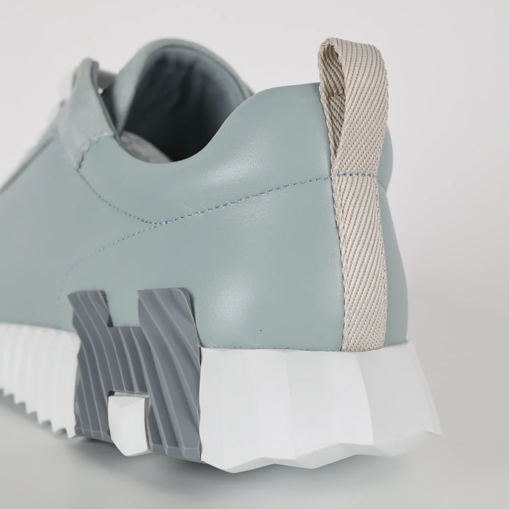Federnde Leder-Low-Top-Freizeitschuhe in Grau mit Markenlogo – Bild 9